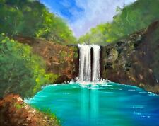 Grande cascata che cade dalle