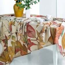 Tovaglia con tovaglioli in