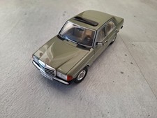 Mercedes-Benz 240D, berlina, verde, W123, 1:18, Revell