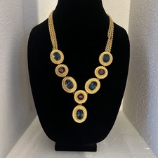 COLLANA DICHIARAZIONE CHRISTIAN DIOR VINTAGE.  Cabochon tono oro, blu e viola