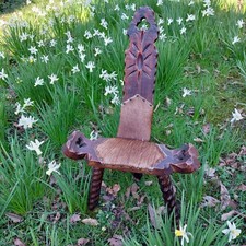 Sedia a treppiede brutalista