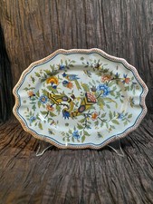 Piatto francese con cornucopie fiorite, uccello e insetti, di Rouen XVIII secolo