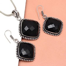 Ciondolo spinale nero pietra