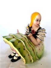 BAMBINA SEDUTA E CON FIORE –