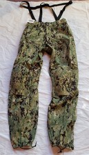 Pantaloni con bretelle