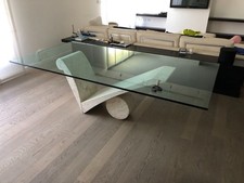 Tavolo di Cattellan in