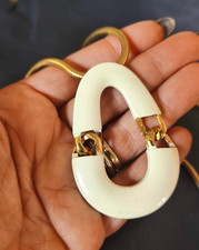 collana dorata con ciondolo smalto bianco vintage americana '60 firma Trifari