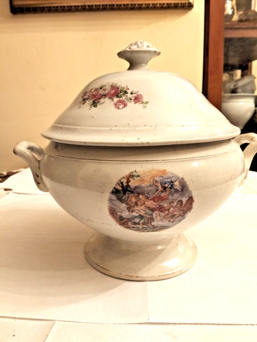 Zuppiera antica sul fondo - zuppiera,