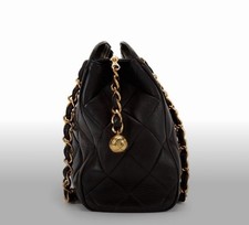 Catena Chanel nera trapuntata