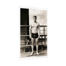 Giovane uomo muscoloso in