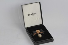 CHANEL Broche émaillée Ruban