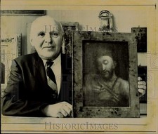 1965 Press Photo Man showing a