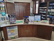 Arredo farmacia con banco 7 scaffalature e mobile angolare