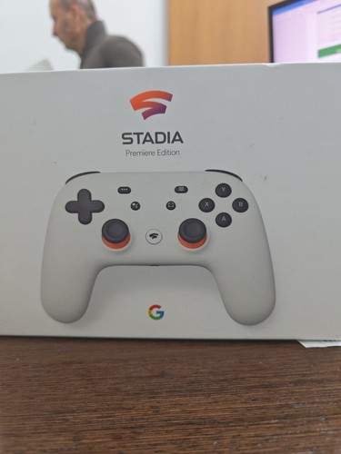 Google stadia con joypad - google,