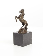 Scultura in bronzo che alleva