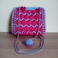 Borsa pochette fatta a mano a uncinetto cm 20x19x8 con fettuccia rossa e grigia.