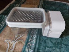 Grattugia con vaschetta e meccanismo manuale