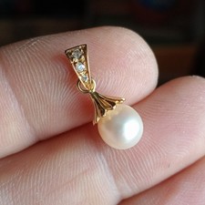 Ciondolo d'oro 18K A. 20 mm Con Perla e 3 Brillantini Peso: Gr. 1,70 Vintage 85s