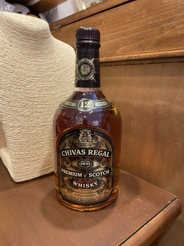 Bottiglia chivas regal - regal, scotch
