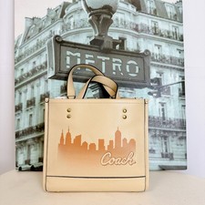 Borsa Coach C6494 X Jennifer Lopez Dempsey 22 con skyline Nyc in crema
