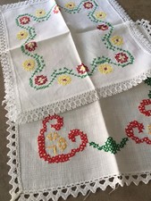 Centrini ricamati in punto croce bordo in pizzo Due pezzi