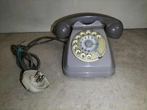 Vecchio telefono fisso vintage - vecchio,