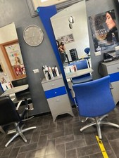 Arredamento parrucchieri, specchi, divani ed espositori