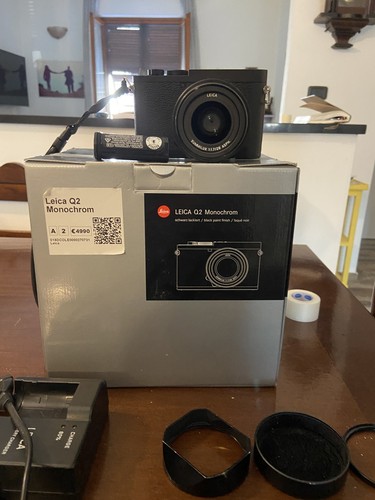 Leica monochrom 47mp camera - q2,