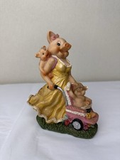 Mama Pig In Dress W/Piglets