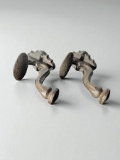 Coppia appendiabiti antichi vintage in ghisa di origine spagnola