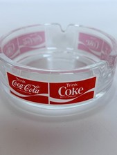 Bere Coca-Cola posacenere
