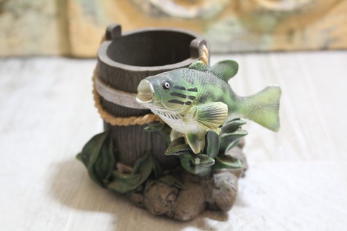 Piccolo pesce secchio - piccolo, e
