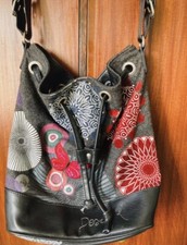 borsa Secchiello Desigual Con Tracolla Regolabile. Fondo Rigido Stampato