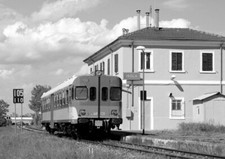 Fotografia Stazione Ferroviari ISOLA D'ASTI  con Automotrice 668-1228 Diesel