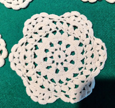 LOTTO DI UNDICI SOTTOBICCHIERI ALL'UNCINETTO A MANO.  6 BIANCHE 5 BEIGE.