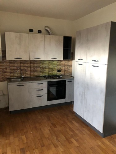 Cucina moderna completa con