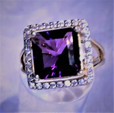 Anello in oro giallo con rara