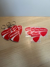 Kit portachiavi e adesivi