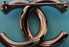 CHANEL SPILLA LOGO TRADIZIONALE CROMATA ORIGINALE, SENZA DIFETTI SENZA SCATOLA.