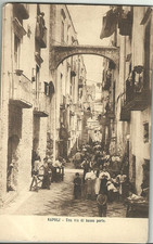 NAPOLI - Una via di basso