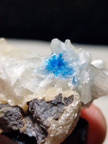Minerale cavansite su - cavansite,