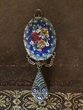 Antico ciondolo a catena in bronzo con motivo rosa fatto di elementi in vetro