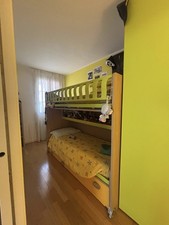 Letto a castello per ragazzi, in legno con cabina armadio.