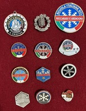 Lotto 12 spille medaglie stemmi epoca '60 '90 Scuola Italiana Sci varie località
