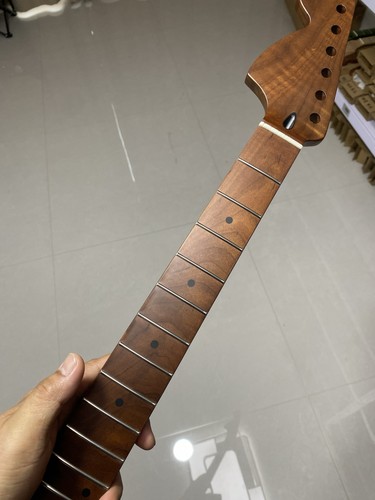Reverse large headstock - reverse,