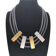 Collana gomma nera rettangoli
