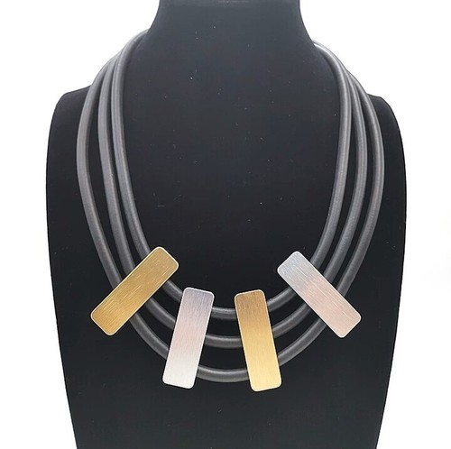 Collana gomma nera rettangoli