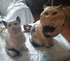 2 Gatti in ceramica. Uno  simil Persiano con occhi blu, vintage. Da collezione.