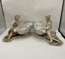 COPPIA DI GRANDI SALSIERE CON FIGURE IN PORCELLANA, MEISSEN, XX SECOLO