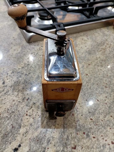 Vecchio macinino caffe in - macinino,